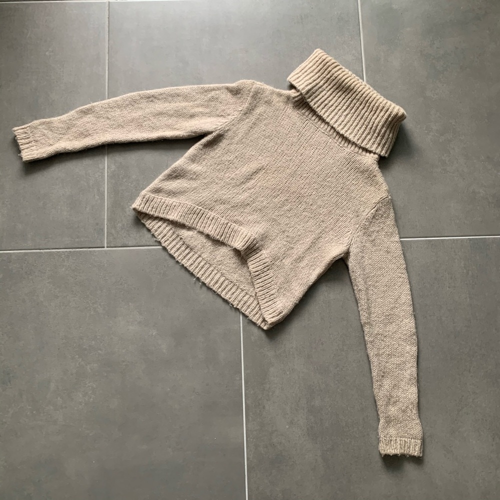 H&M Cropped cream turtle neck size small